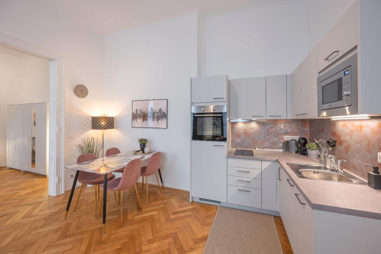Cosy City Center Apartment Вена Экстерьер фото
