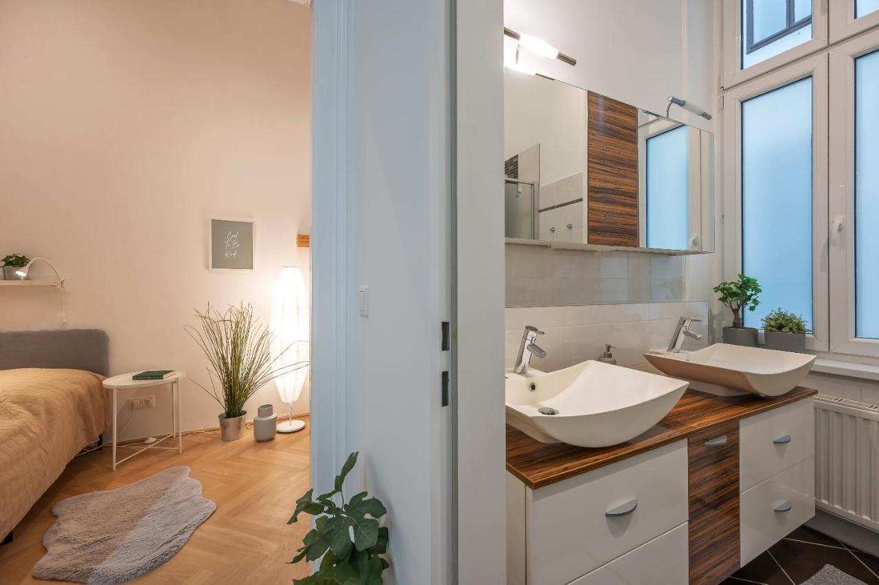 Cosy City Center Apartment Вена Экстерьер фото
